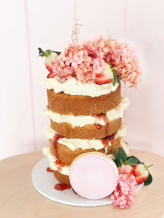 Vanilla cake with Strawberries and cream